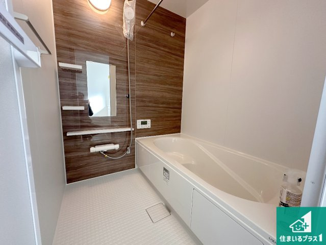 加古川市八幡町上西条　新築一戸建ての浴室|ゆったりと足を伸ばせる浴室は一日の疲れを癒してくれる大切な空間です。浴室乾燥機も設置しているので、雨の日の洗濯物も安心です♪
