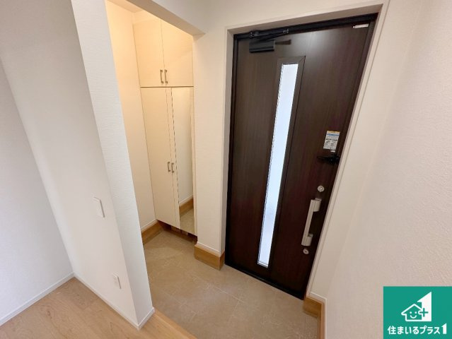 加古川市八幡町上西条　新築一戸建ての玄関|大きなシューズクローゼットがあるので、ご家族の靴が収納でき玄関周りはいつもスッキリ！お子様のおもちゃや御主人様の趣味の道具なども収納できます。