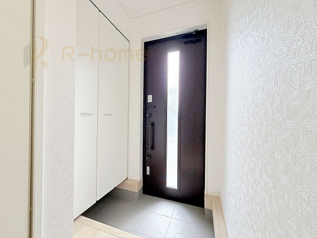 結城市結城第43-II期　新築戸建て　4号棟の玄関|気持ちよくご家族やゲストを送迎できる穏やかな雰囲気の玄関♪大きな下駄箱で玄関廻りスッキリ♪