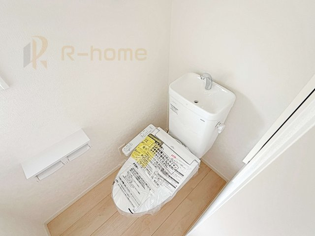 結城市結城第43-II期　新築戸建て　4号棟のトイレ|温水洗浄便座付きのトイレ。
トイレが２ヵ所設置で朝の忙しい時間でも安心です。
