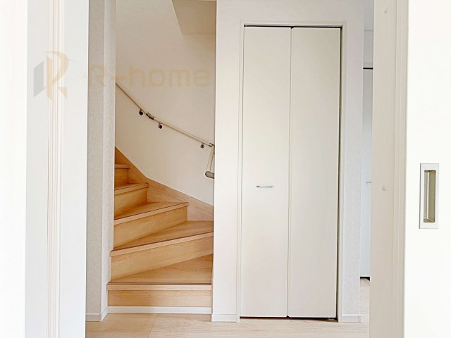 結城市結城第43-II期　新築戸建て　4号棟の収納|掃除用具などの収納に便利なホール収納！家族で活用できる嬉しい収納スペース♪