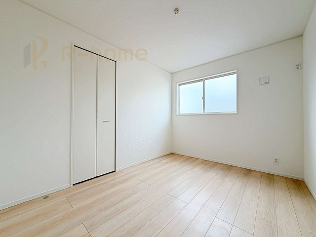 結城市結城第43-II期　新築戸建て　4号棟の洋室|どんな部屋家具も合わせやすいシンプルな洋室！
たっぷりの日差しと心地よい風が舞い込む住まい♪
