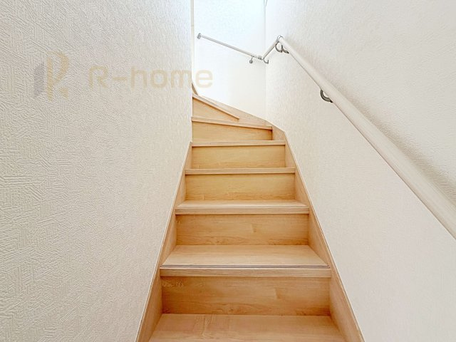 結城市結城第43-II期　新築戸建て　4号棟の内装|手すりのついた階段！小さなお子様の利用も一安心です♪