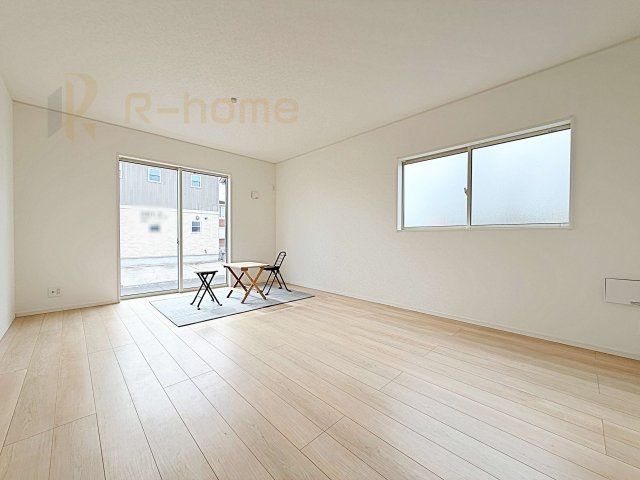 結城市結城第43-II期　新築戸建て　4号棟の居間・リビング|広々とした余裕のあるリビングです♪大きな窓からは自然光が届きます。