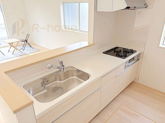 結城市結城第43-II期　新築戸建て　4号棟のキッチン|料理をしながら家族とコミュニケーションが取れる対面式システムキッチン。