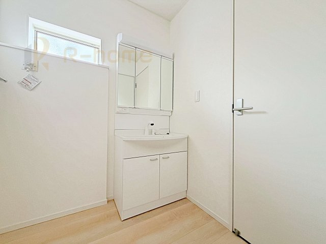 結城市結城第43-II期　新築戸建て　4号棟の洗面所|清潔感溢れる洗面台は嬉しい三面鏡付き。洗剤や歯ブラシなどもすっきり収納できます♪