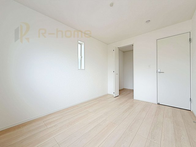 結城市結城第43-II期　新築戸建て　4号棟の洋室|収納便利なウォークインクローゼット付きの洋室♪
明るく風通しの良いお部屋です♪