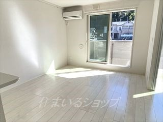 広島市安佐北区落合２丁目のアパートの居間・リビング|人気の対面キッチン・エアコン付き