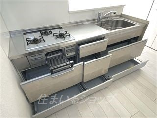 広島市安佐北区落合２丁目のアパートのキッチン|３口ガスコンロ・グリル付き