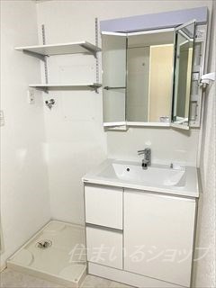広島市安佐北区落合２丁目のアパートの洗面所|三面鏡付きシャンプードレッサー