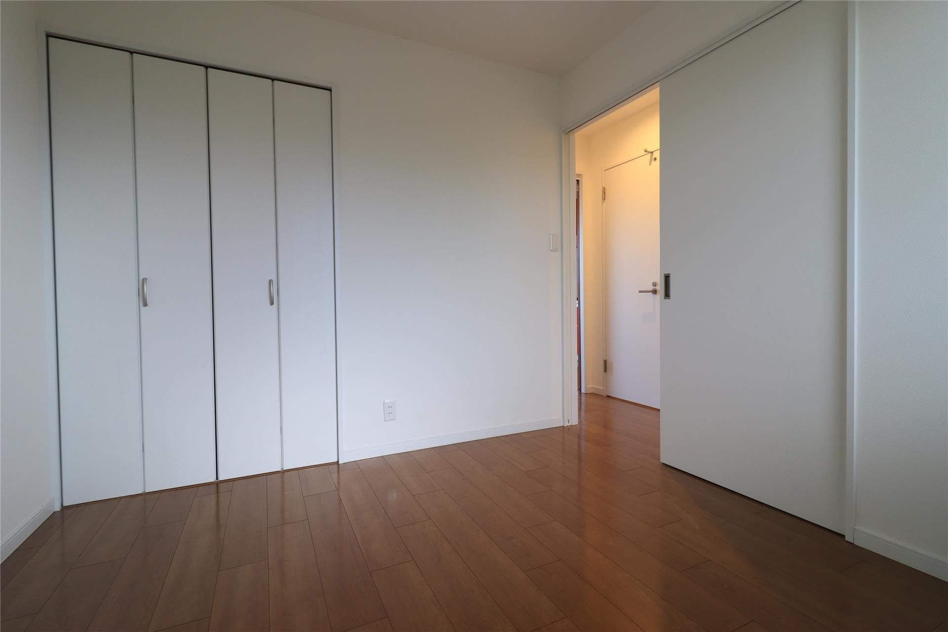 アーバンスタイルの寝室