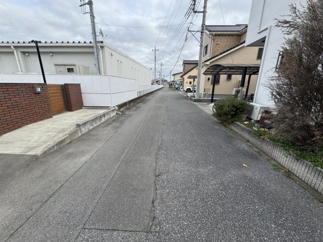 保育園目の前！小山市若木町の中古戸建の前面道路含む現地写真|前面道路含む現地写真です