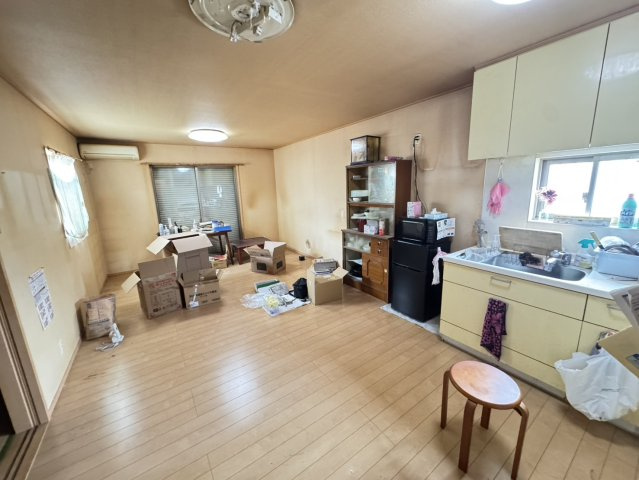 保育園目の前！小山市若木町の中古戸建の居間・リビング|使いやすいリビングです