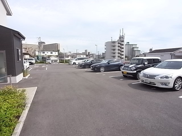 ラフィーネ神戸North Wingの駐車場