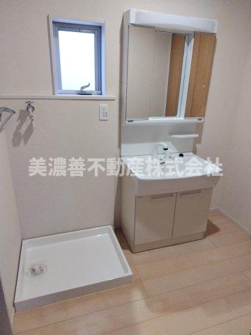 ６６２２１　岐阜市加納南陽町中古戸建ての洗面所