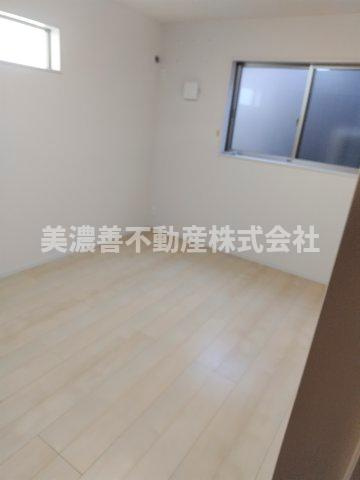 ６６２２１　岐阜市加納南陽町中古戸建ての洋室
