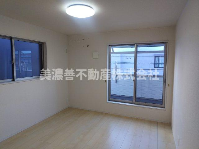 ６６２２１　岐阜市加納南陽町中古戸建ての洋室