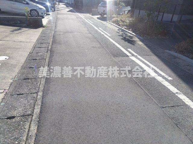 ６６２２１　岐阜市加納南陽町中古戸建ての前面道路含む現地写真