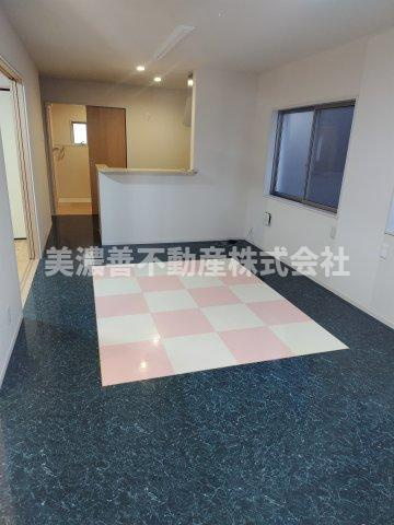 ６６２２１　岐阜市加納南陽町中古戸建ての居間・リビング