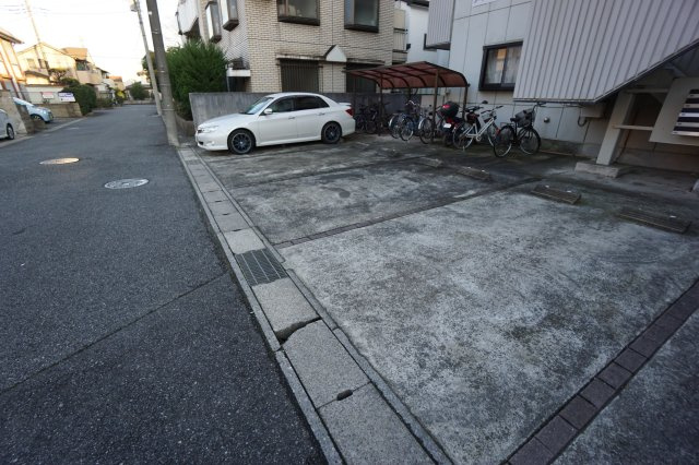 メゾン２１の駐車場