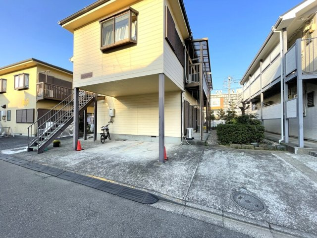 リヴェール大久保の駐車場