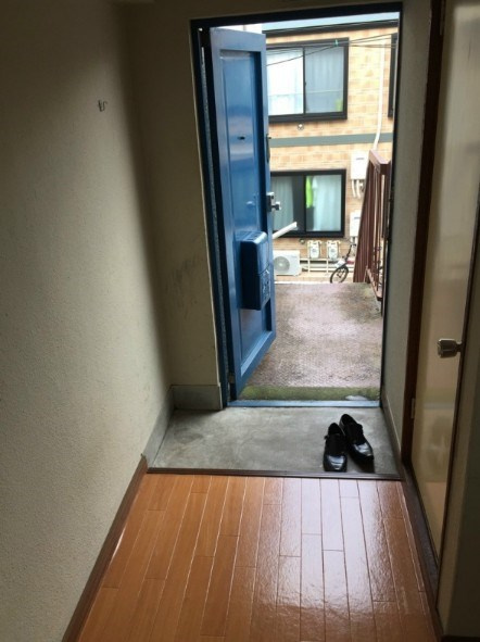 若草コーポの玄関