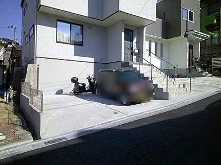 府中町八幡２丁目の前面道路含む現地写真