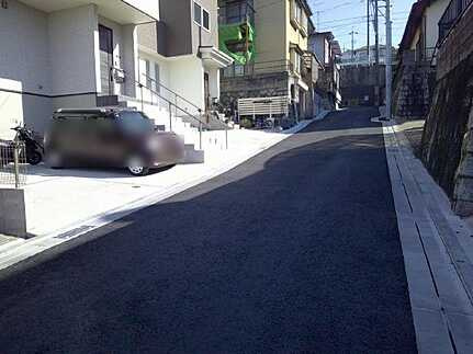 府中町八幡２丁目の前面道路含む現地写真