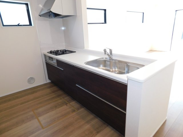 名古屋市中川区戸田２丁目の新築一戸建のキッチン|◇キッチン◇　　人気の対面式・人造大理石カウンター・浄水機能付ハンドシャワー・静音仕様シンク・スローインクローズレール・薄型換気扇・Ｓｉセンサーコンロ（３口）・床下収納庫