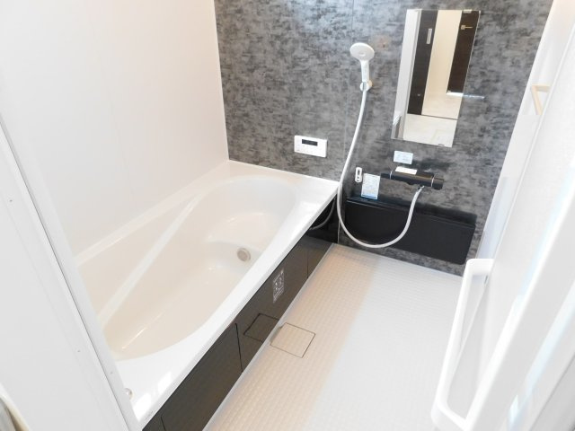 名古屋市中川区戸田２丁目の新築一戸建の浴室|◇浴室◇　　広い１坪サイズ（ＬＩＸＩＬ）・浴室暖房乾燥機・断熱浴槽・エコベンチ浴槽・お手入れ楽々カウンター・キレイサーモフロア・オートバス・バリアフリーバス・追い焚き・浴室窓あり