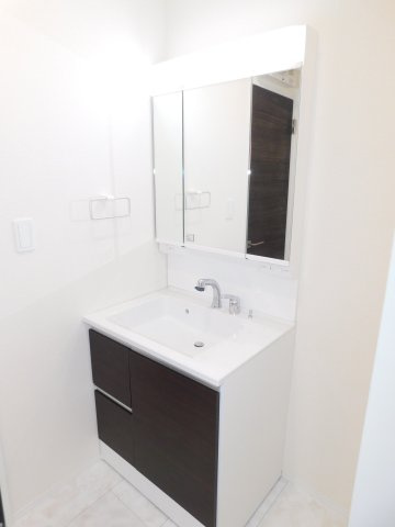 名古屋市中川区戸田２丁目の新築一戸建の独立洗面台|◇洗面室◇　　広い洗面室！！　三面鏡シャンプードレッサー　くもり止め仕様　床下収納庫完備