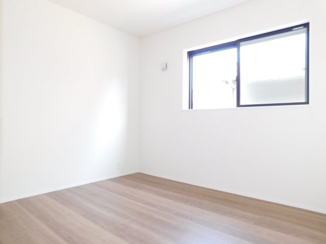 名古屋市中川区戸田２丁目の新築一戸建の洋室|◇１階洋室◇　　２面採光で明るい洋室５．２５帖　全居室収納完備！