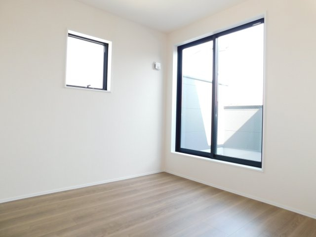 名古屋市中川区戸田２丁目の新築一戸建の洋室|◇２階洋室◇　　２面採光で明るい洋室５．４４帖　全居室収納完備！　バルコニー付き♪