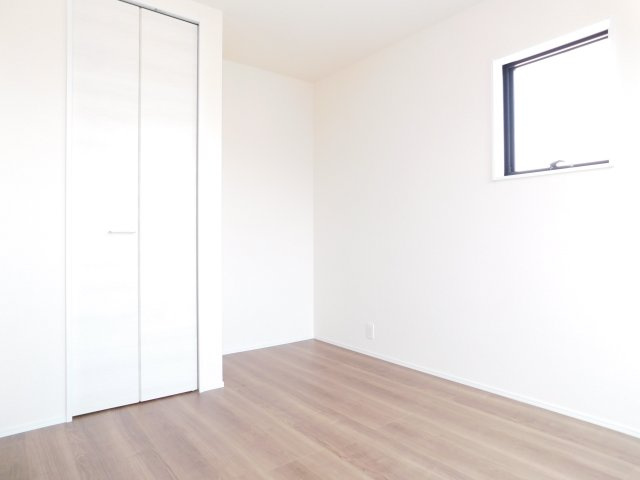 名古屋市中川区戸田２丁目の新築一戸建の洋室|◇２階洋室◇　　明るい洋室５．４４帖　全居室収納完備！