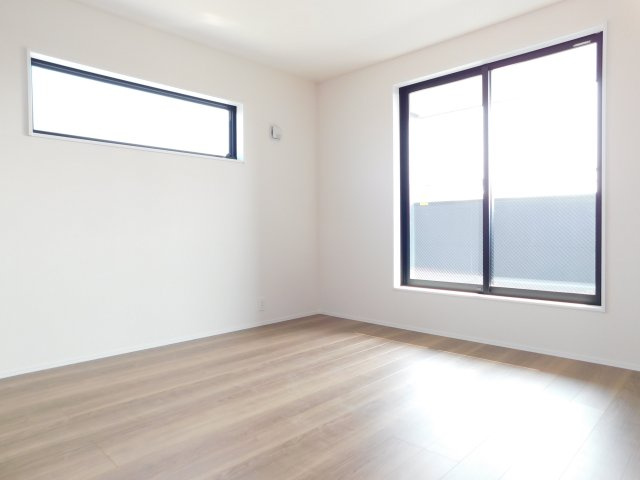 名古屋市中川区戸田２丁目の新築一戸建の洋室|◇２階洋室◇　　南面を含む２面採光で明るい洋室８．０帖　ウォークインクローゼット完備！　バルコニー付き♪