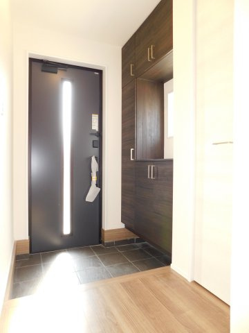 名古屋市中川区戸田２丁目の新築一戸建の玄関|◇玄関収納◇　　玄関がスッキリ片付く大容量収納♪ 