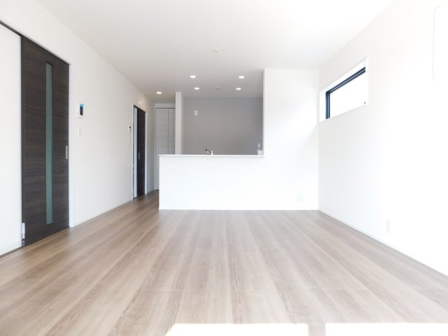 名古屋市中川区戸田２丁目の新築一戸建の居間・リビング|◇リビング◇　　南面を含む２面採光で明るいリビング１７．５帖　キッチン傍にパントリーとしても利用できる収納付き！　