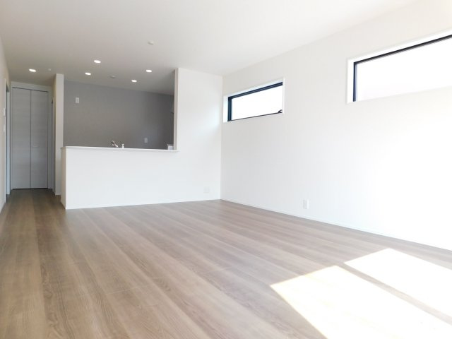 名古屋市中川区戸田２丁目の新築一戸建の居間・リビング|◇リビング◇　　南面を含む２面採光で明るいリビング１７．５帖　ご家族の様子が伺える対面キッチン♪