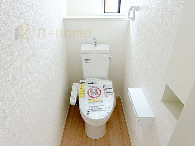 つくば市観音台第15　新築戸建て　1号棟のトイレ|温水洗浄便座付きのトイレ。
トイレが２ヵ所設置で朝の忙しい時間でも安心です。