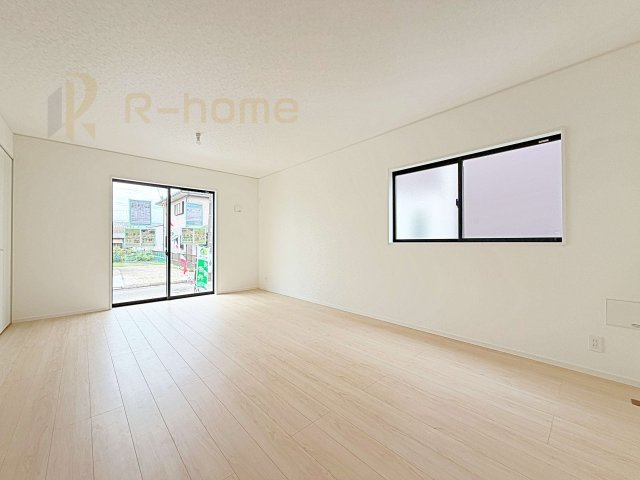 つくば市観音台第15　新築戸建て　1号棟の居間・リビング|開放感のあるリビングには収納スペースもあり、ゆったりした空間を保てます♪