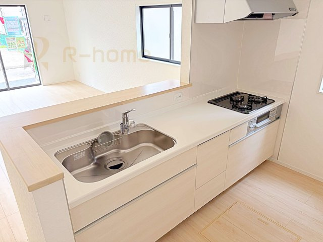 つくば市観音台第15　新築戸建て　1号棟のキッチン|料理をしながら家族とコミュニケーションが取れる対面式システムキッチン。