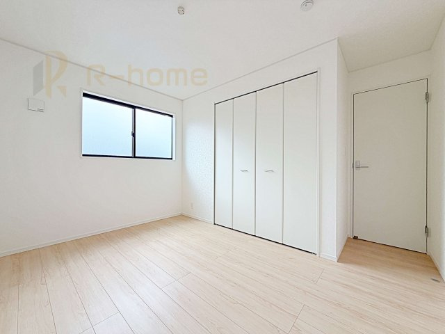 つくば市観音台第15　新築戸建て　1号棟の洋室|どんな部屋家具も合わせやすいシンプルな洋室！
たっぷりの日差しと心地よい風が舞い込む住まい♪