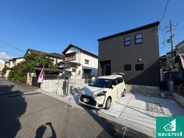 29日(土)30日(日)現地ご見学可能！　枚方市東香里元町　全2邸の前面道路含む現地写真|周辺は閑静な住宅街！前面道路広々で車の出し入れも便利です。駐車が苦手な方でも安心して車庫入れできます！