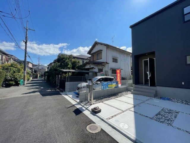 ■3日(土)4日(日)現地ご見学可能！　枚方市東香里元町　全2邸の前面道路含む現地写真|周辺は閑静な住宅街！前面道路広々で車の出し入れも便利です。駐車が苦手な方でも安心して車庫入れできます！