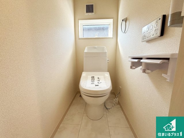 ■枚方市東香里元町　第4期　新築一戸建てのトイレ|1・2階の2ヶ所にあるので、朝の忙しい時間の順番待ちもなく、深夜の利用にも大変便利です。
