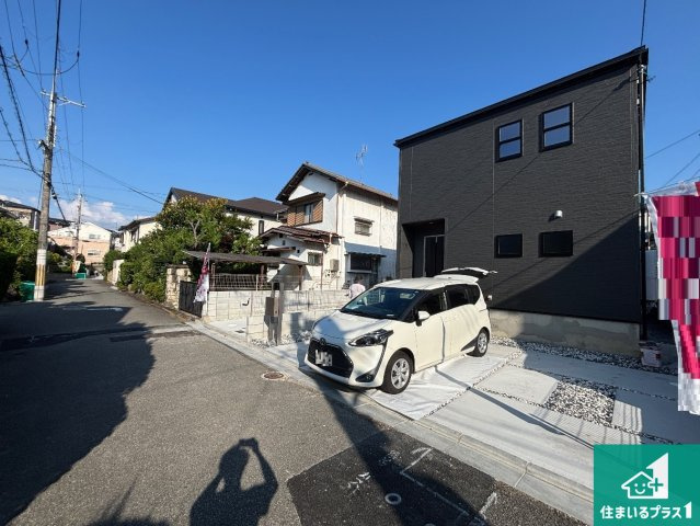 ■枚方市東香里元町　第4期　新築一戸建ての前面道路含む現地写真|周辺は閑静な住宅街！前面道路広々で車の出し入れも便利です。駐車が苦手な方でも安心して車庫入れできます！