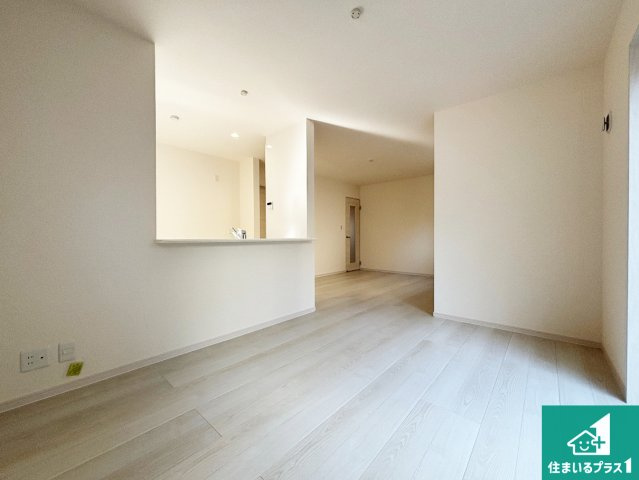 ■枚方市東香里元町　第4期　新築一戸建ての居間・リビング|日当たり良好の明るいリビングで朝の目覚めもスッキリできそう！対面キッチンでご家族のコミュニケーションも自然と増える設計！小さなお子様が遊ぶスペースを作っても広々とくつろげるLDK！