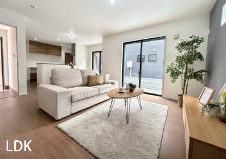 横浜市港南区上永谷５丁目 新築戸建て【仲介手数料無料】カースペース2台の居間・リビング