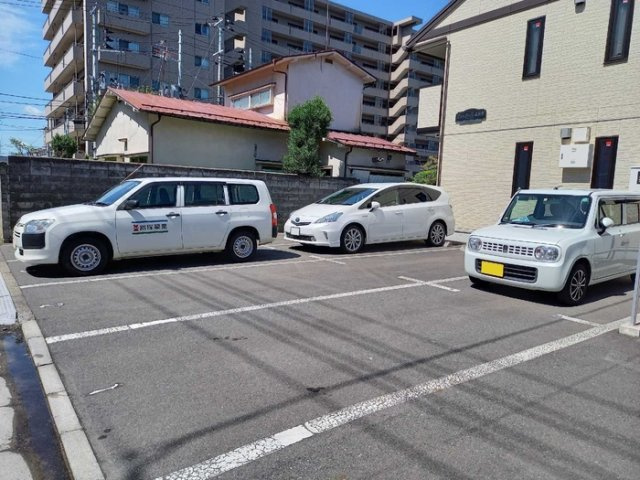 オーベル志家町の駐車場