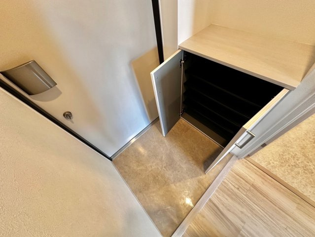 レジデンスh忍町の玄関